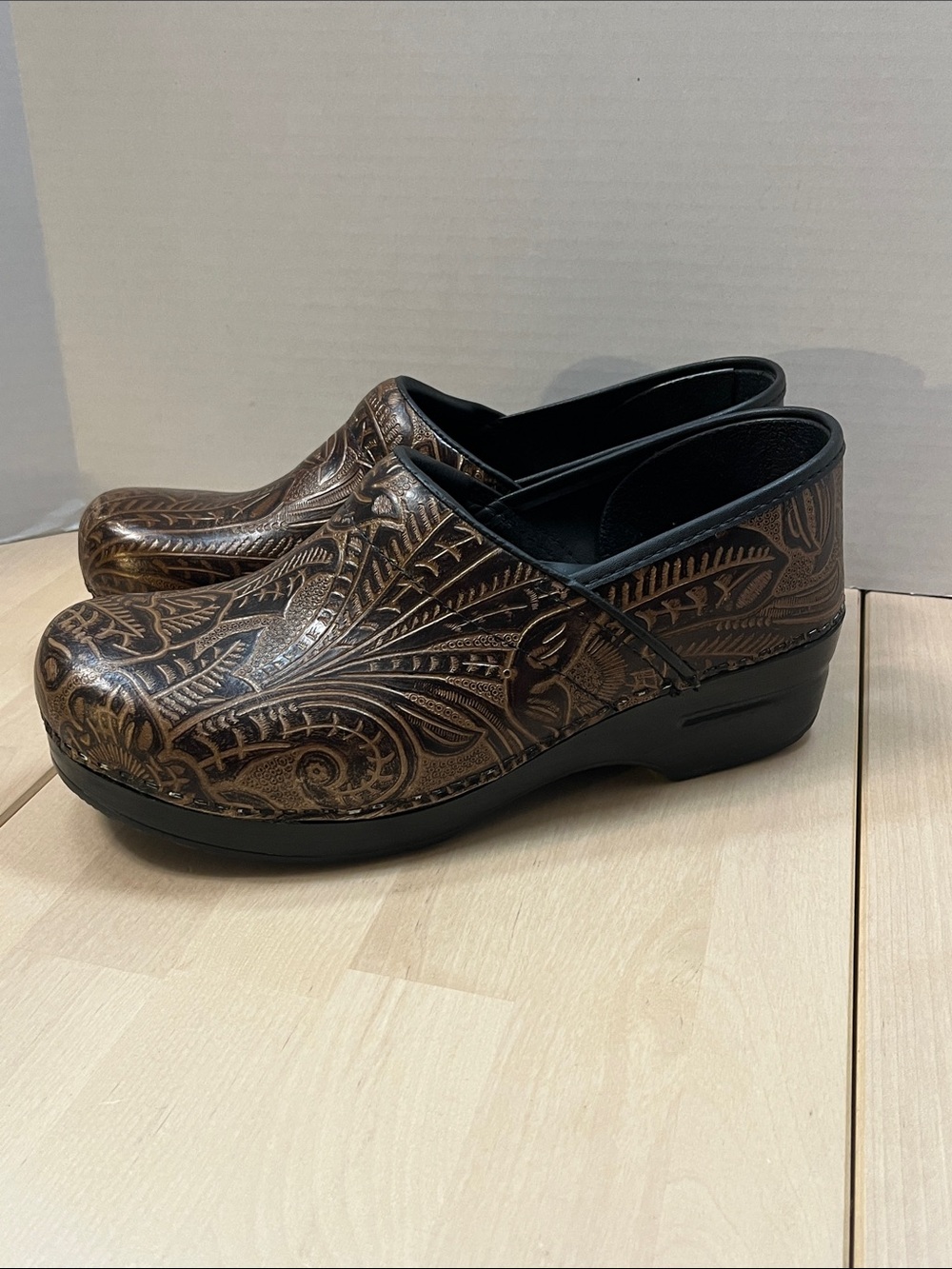 DANSKO PROFESSIONAL Brown Paisley
Tooled Leather Western Clogs Size
9.5/10 EU 40